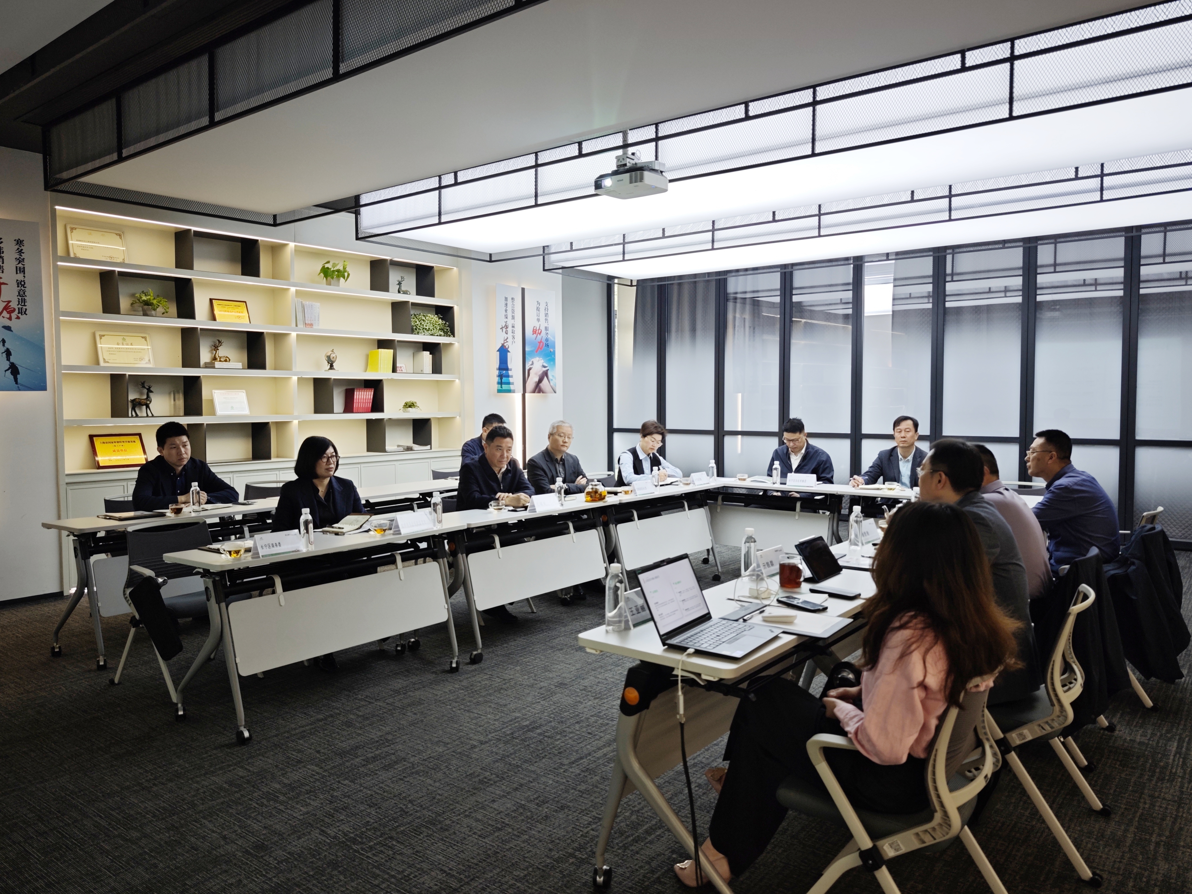 虹桥商务区管委会孔福安书记带队调研8827太阳集团股份 助力企业稳重发展